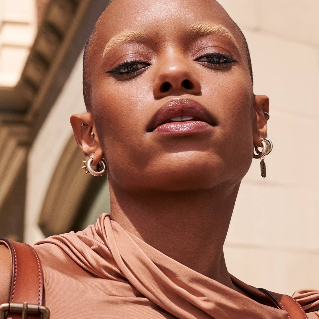 Blend, lift, and sculpt flawlessly with Maybelline Lifter Stix.