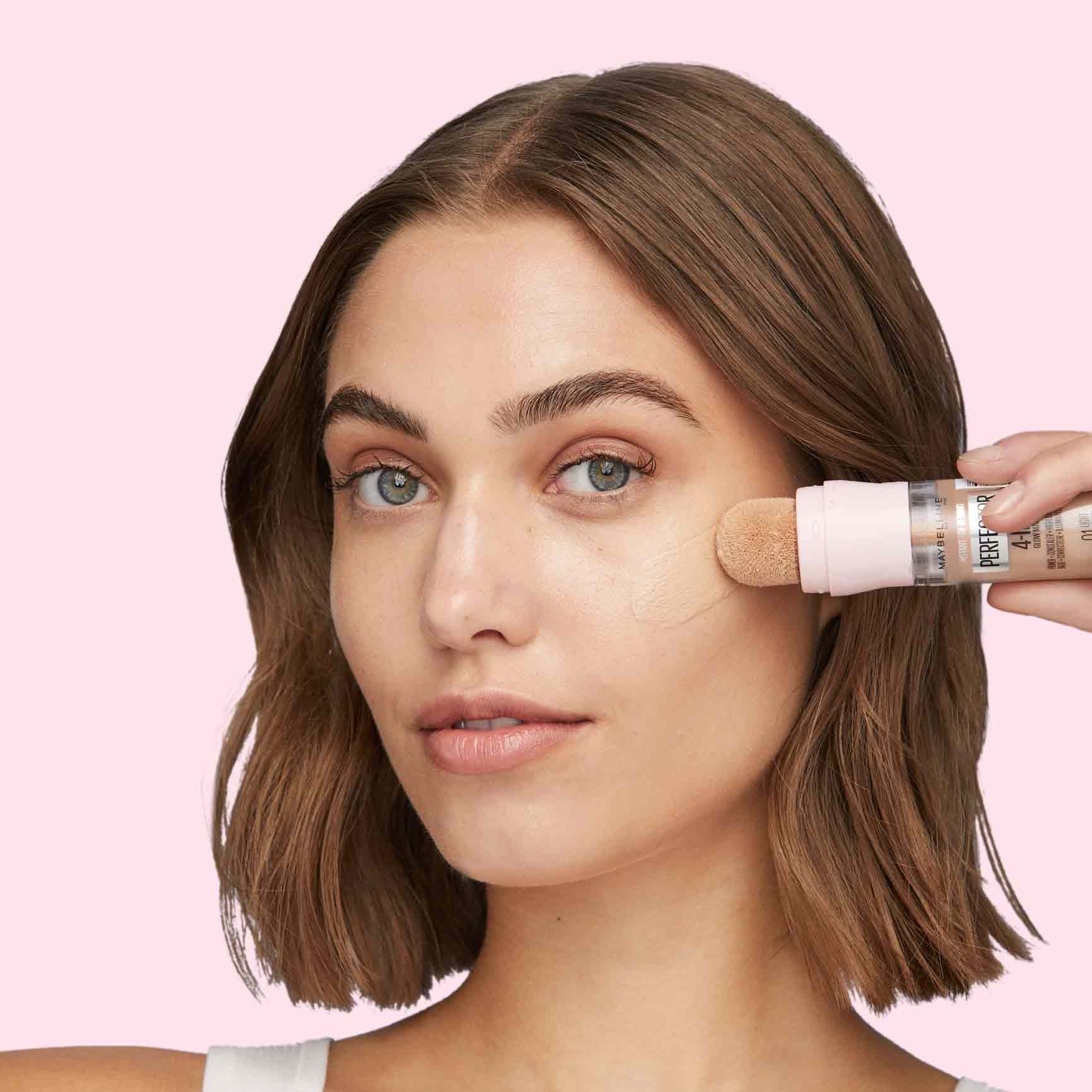 MNY 2H22 INSTANT PERFECTOR GLOW LIGHT 01 APPLICATION ERICA 057