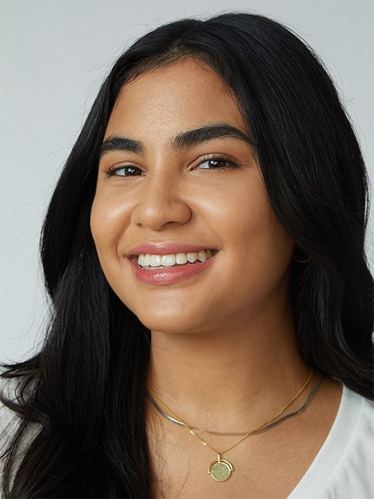 -/media/project/loreal/brand-sites/mny/apac/au/tips-and-trends/eye-makeup-tutorials/eyeliner-makeup-tutorials/easy-natural-makeup-look/ss-skin-tint-us-after-220-hana_4802_816x1088.jpg?rev=-1
